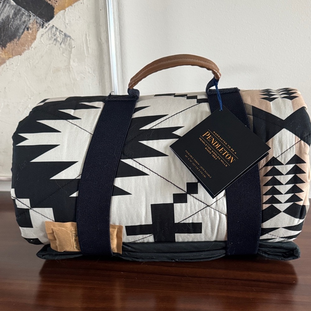 Pendleton 50 x 70 Spider Rock Quilted Roll Up Throw Blanket NWT